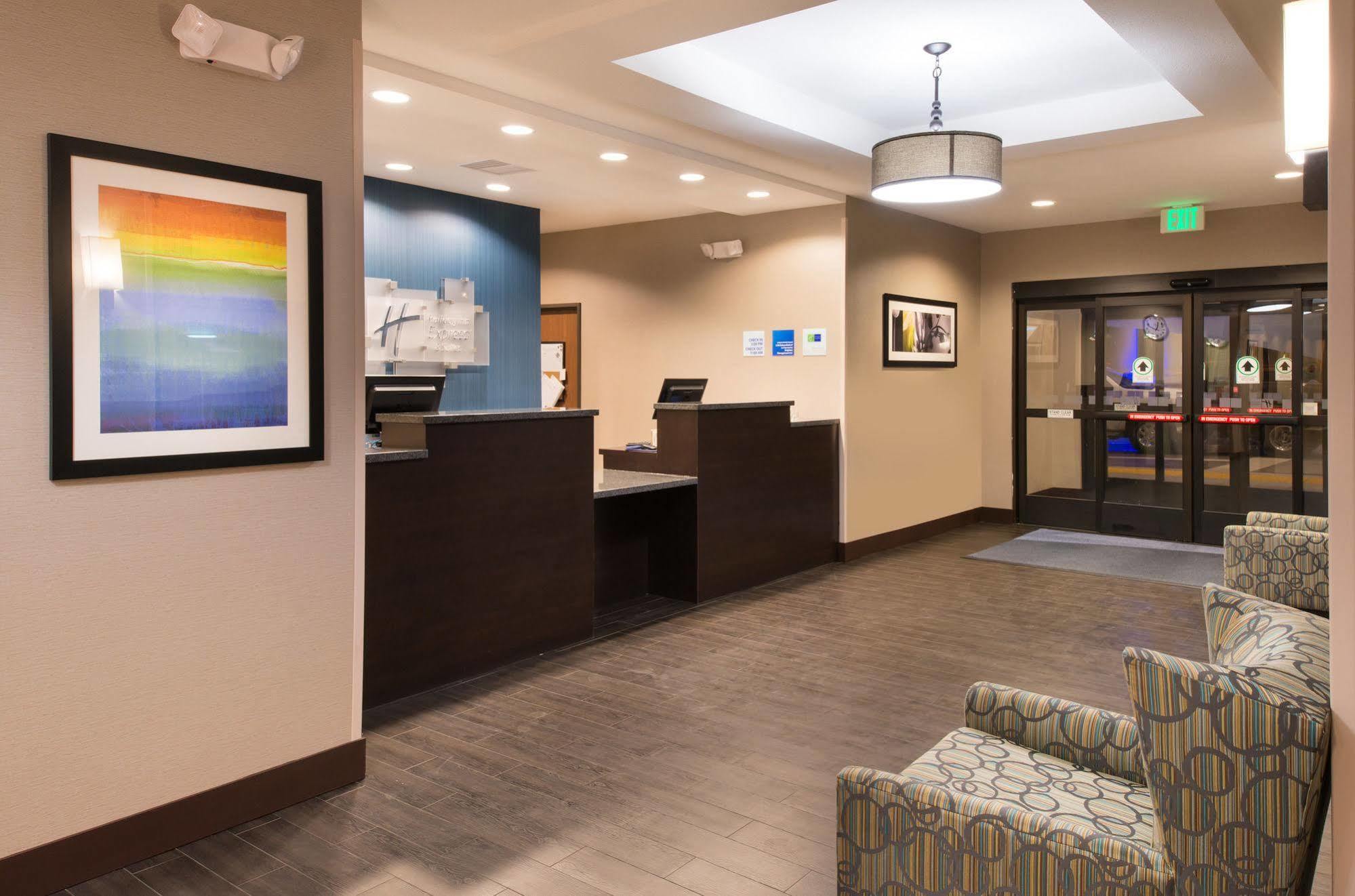 Holiday Inn Express & Suites Bakersfield Airport By Ihg Exterior foto